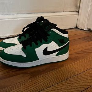 Jordon Mids - Green and Black